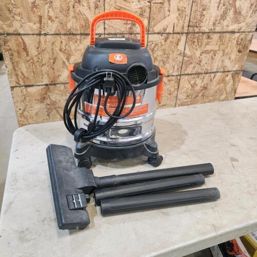 4 Gal shop vac w hose