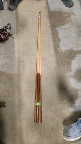 3 Pool cues