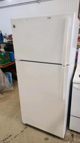 GE Fridge 28"W 64"H 29"D