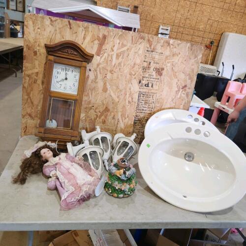 2 Porcelain sinks, wall lights, etc.