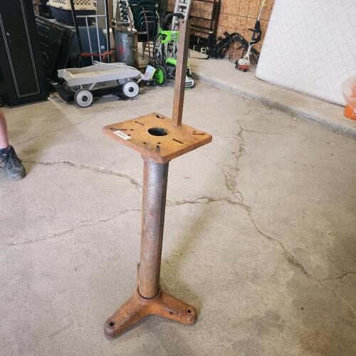 Heavy pedestal for bench grinder