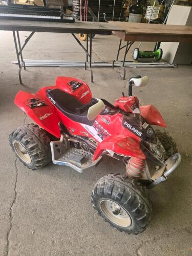 Kids battery car w charger as is