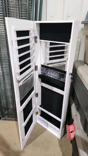 Jewelery display box w lightup mirror