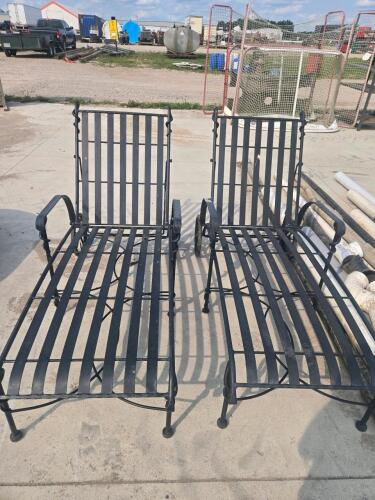 2 Metal lounge chairs no cushions