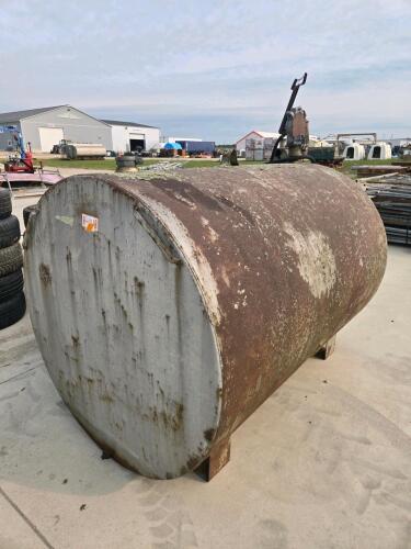 500 Gal fuel tank w hand pump