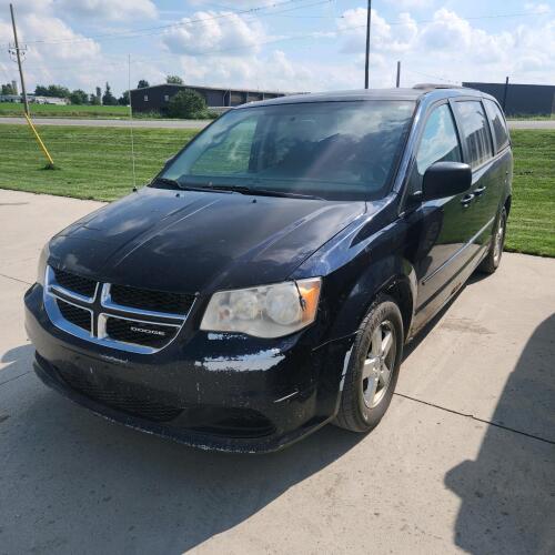2011 Dodge grand caravan van, 457,000km, cracked windshield