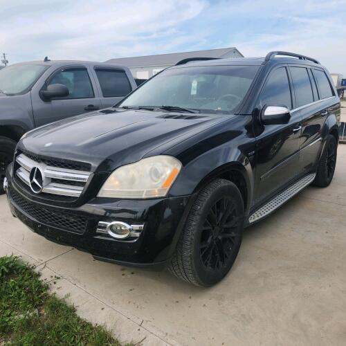 2009 Diesel Mercedes, 215,000km on engine body has 315,000, cracked windshield, all wheel drive