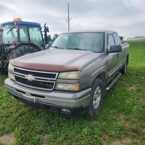 2006 Chev Silverado truck, 4x4, 226,000km, a/c not working, cracked windshield