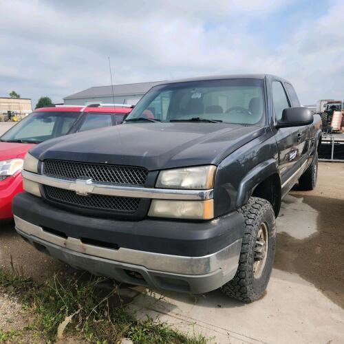 2003 2500 Gas Chev truck, 2 wheel drive, approx 450 US miles, new battery, needs muffler