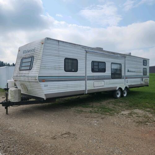 2001 35' Wildwood camper w ownership, needs work had damage in multiple places