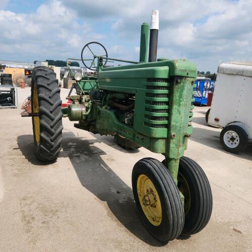 JD B running gas tractor