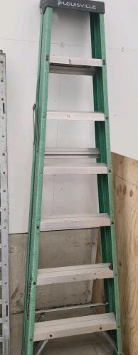 7' Fiberglass step ladder