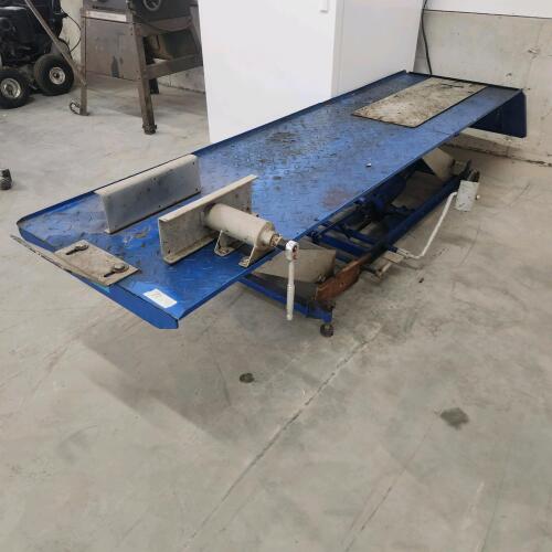 Hydraulic motorcycle lift table