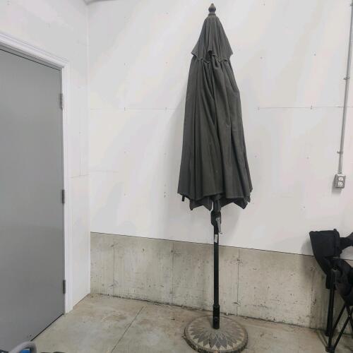 Free standing patio umbrella