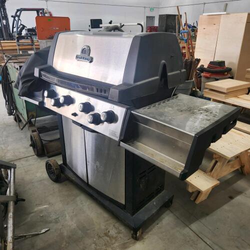 Broil king propane bbq in good condition w cover