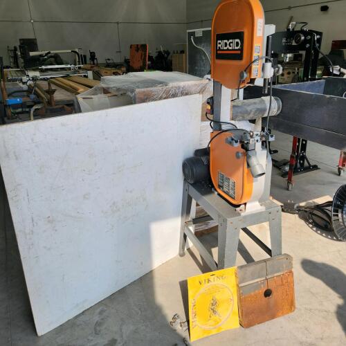 Ridgid bandsaw w new blade, 1 broken part, appears to be missing bracket to mount table