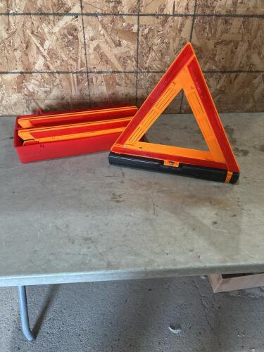 Roadside safety triangle kit
