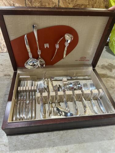 1847 Rogers Brothers 8 place setting silverware