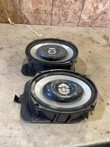 2 Kenwood speakers 1 w damage