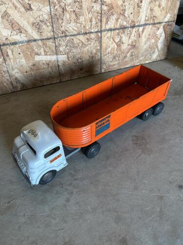 20&rdquo; Vintage metal semi truck