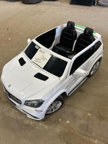 Working battery operated kids car w charger and remote