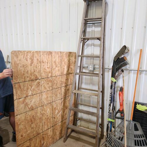 8' Wooden ladder