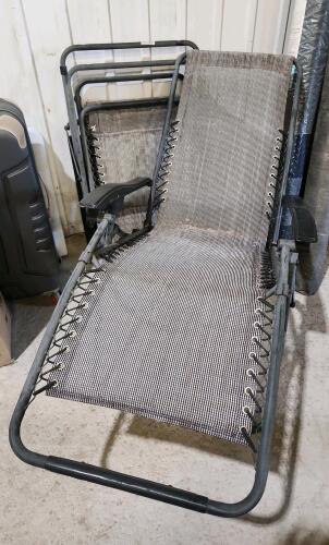 2 Folding lounge chairs