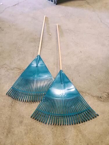 2 Plastic Lawn rakes