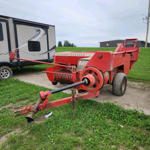 MF 124 Bailer w thrower feild ready, always stored inside