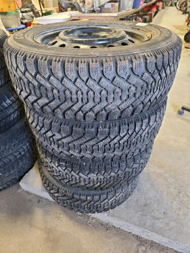 4 215/60R16 Winter wheels 80% tread