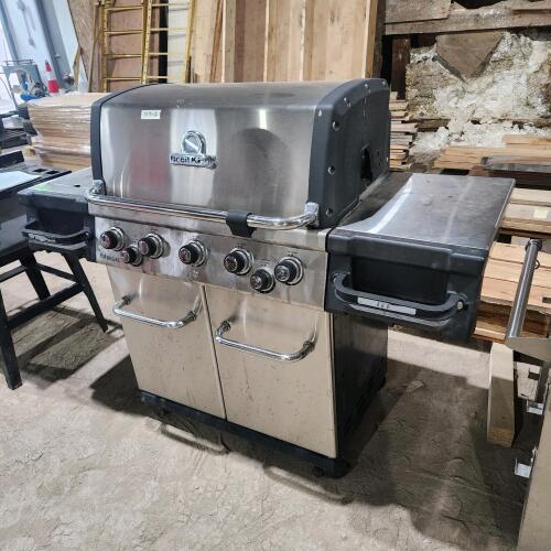 Natural gas Broil king bbq, new burners, covers, grill top