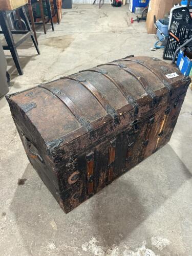 Vintage metal clad trunk needs hinges refastened 30&rdquo;L 16&rdquo;W 19&rdquo;H
