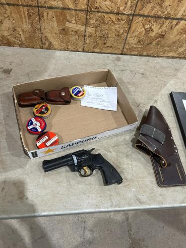 C02 .177Cal pistol w pellets & holster needs work