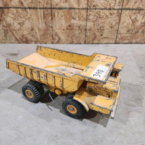 Ertl IH dump truck w dumping cylinder