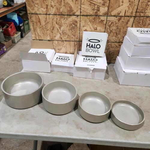 4 Various sized pet bowls