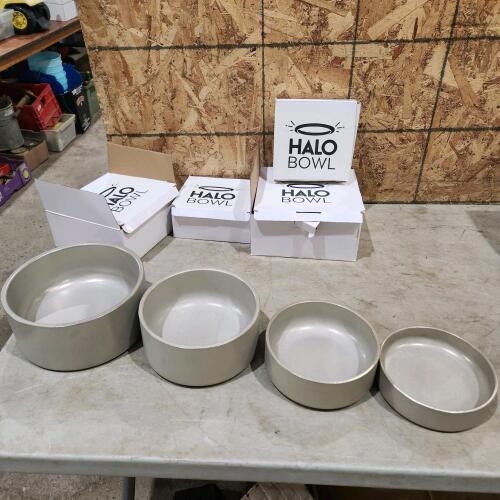 4 Various sized pet bowls
