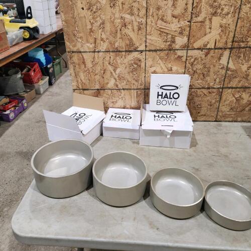 4 Various sized pet bowls