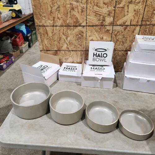 4 Various sized pet bowls