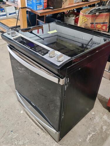 Whirlpool 30" Glass top electric stove middle burner of triple element non functional