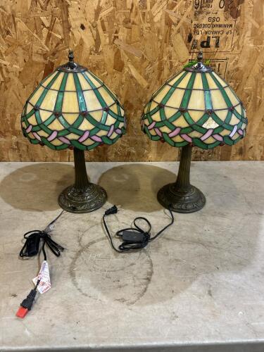 2 18&rdquo; Tiffany style lamps