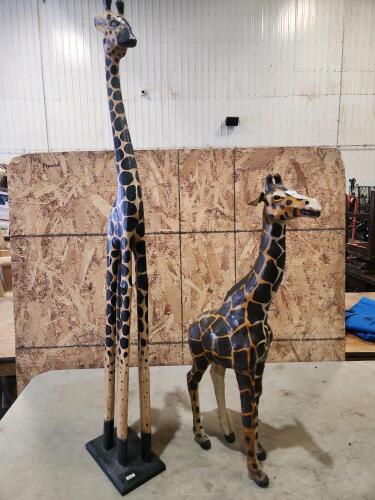 2 Giraffe statues