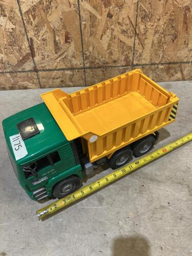 18&rdquo;L Plastic dump truck
