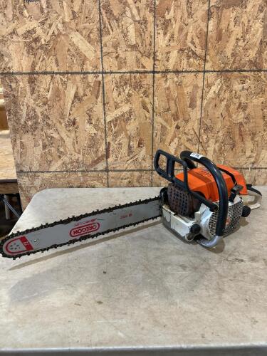 Stihl 038AV 20" running chainsaw