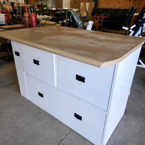 Kitchen island w 3 stools