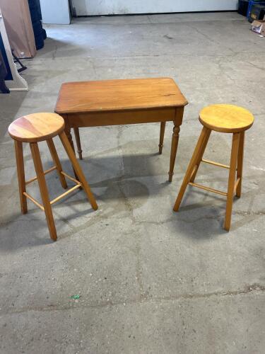 2 Wooden stools, table