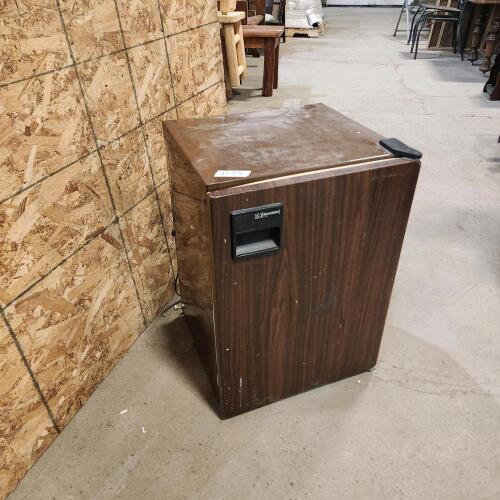 Mini fridge 19"W 27"H 18"D
