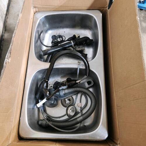 Double stainless sink w faucet