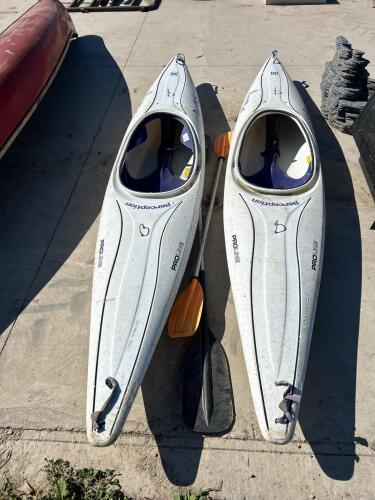 2 Kayaks w paddles
