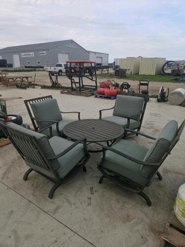 4 Metal patio chairs & table