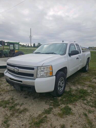 2011 chev truck, 107,000km, some body damage
